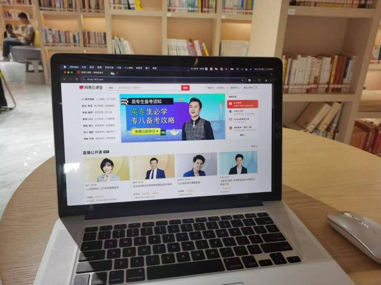 手工羽毛扇網(wǎng)站如何憑借傳統(tǒng)工藝傳承擴大流量？同行都是怎么做的？
